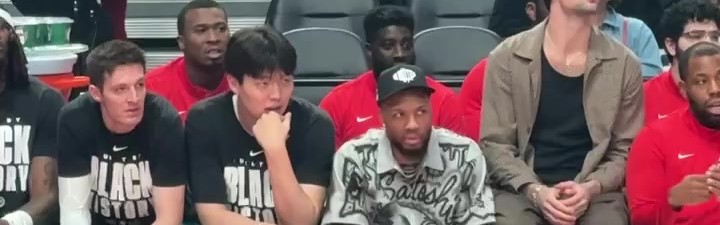 开云登录入口-静静等待机会！小吧拍到杨瀚森坐在利拉德旁 认真观察场上局势