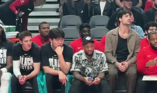 开云登录入口-静静等待机会！小吧拍到杨瀚森坐在利拉德旁 认真观察场上局势