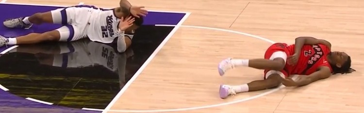 开云登录入口-危险动作！考德威尔倒地拉扯莫格博腿部致后者摔倒 被吹一级恶意